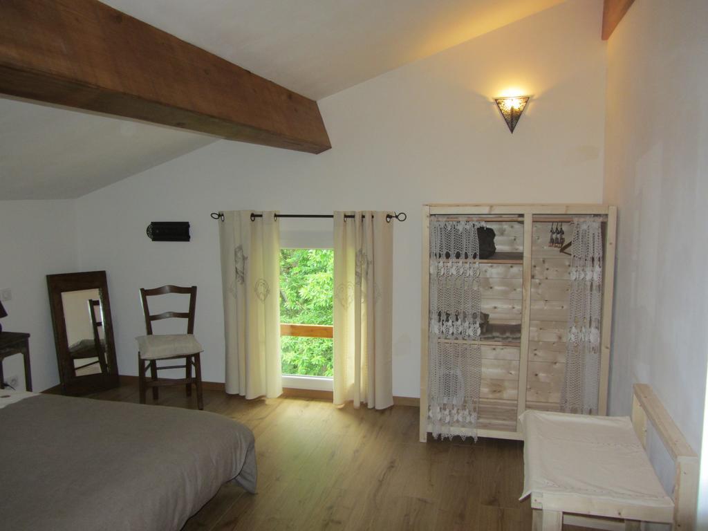 Bed and Breakfast Les Cimes Saint-Pierre-de-Rivière Habitación foto